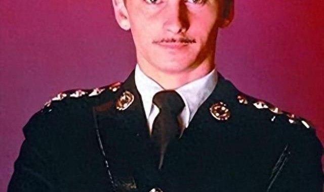 九游体育-1988年他一张单程机票飞到香港，35年后以烧炭自尽的方式结束生命