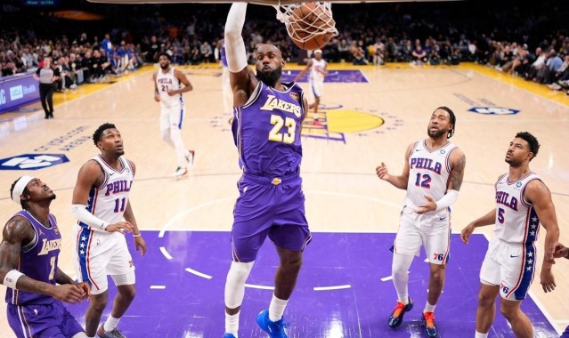 九游体育-詹姆斯17+10创NBA历史第1神迹，湖人逆转76人！里夫斯35+6创纪录